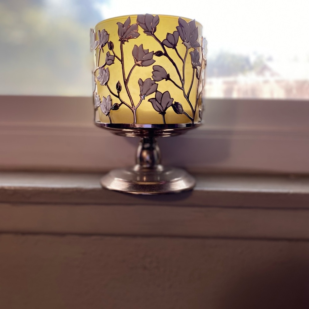 Bath and Body Works 3 wick candle holder. Pretty leaves. Stand. Great condition.